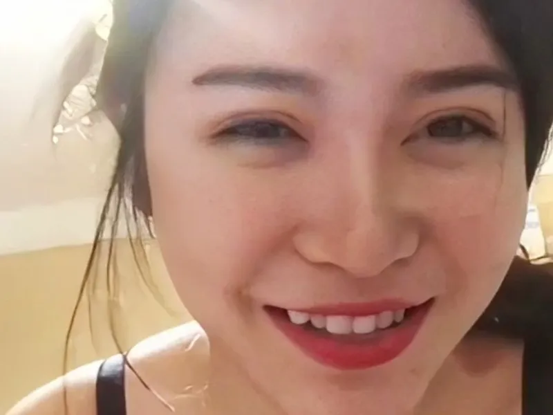 Dì cháu lâu lâu mới gặp nhau đi ăn mà cháu bắt mút thằng nhỏ ăn chuối
